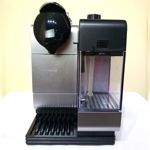 DeLonghi Lattissima EN520SL Nespresso Espresso Coffee Machine with milk brother